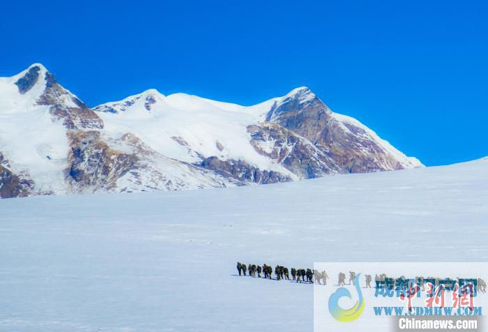 官兵攀爬、翻越、穿行在雪山。 西藏山南军分区某团供图 官兵攀爬、翻越、穿行在雪山。 西藏山南军分区某团供图