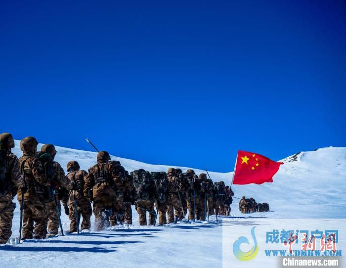 官兵攀爬、翻越、穿行在雪山。 西藏山南军分区某团供图 官兵攀爬、翻越、穿行在雪山。 西藏山南军分区某团供图