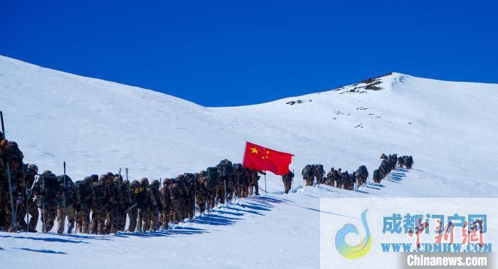 官兵攀爬、翻越、穿行在雪山。 西藏山南军分区某团供图 官兵攀爬、翻越、穿行在雪山。 西藏山南军分区某团供图